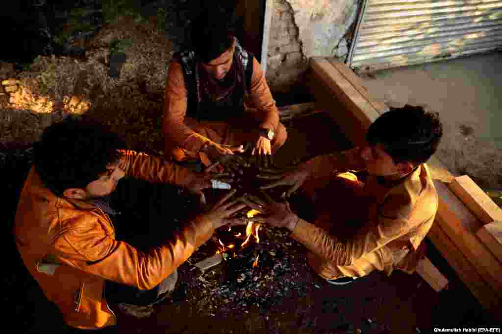 Жители Афганистана собрались у костра в Джелалабаде. (epa-EFE/Гуламулла Хабиби) 