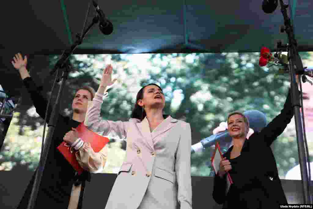 На фото три лідерки від опозиції: Вероніка Цепкало (ліворуч), Світлана Тихановська (у центрі) та Марія Колеснікова (праворуч)