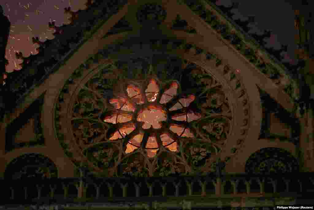 Президент Франції Емманюель Макрон пообіцяв, що собор буде відновлений. Він заявив, що пожежникам вдалося уникнути найгіршого розвитку подій – обвалення стін храму  