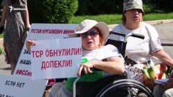 "Бабушек жалко, которые заживо гниют" "Бабушек жалко, которые заживо гниют"