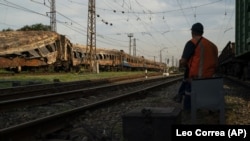 Наслідки російського удару по залізничній станції в селищі Чаплине 24 серпня, від якого загорілися 5 пасажирських вагонів і загинуло 25 людей та понад 30 поранені. Чаплине, Дніпропетровська область, 25 серпня 2022 року