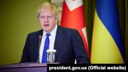 Боріс Джонсон активно висловлюється на підтримку України в умовах повномасштабного російського вторгнення. Він був першим лідером країни G7, який відвідав Україну після лютого 2022 року.