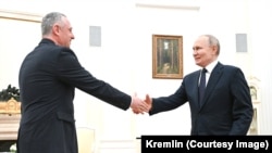 Бадра Гунба (л) і Володимир Путін