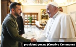 უკრაინის პრეზიდენტი ვოლოდიმირ ზელენსკი და რომის პაპი ფრანცისკე. ვატიკანი, 2024 წლის 11 ოქტომბერი