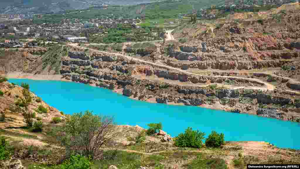 Вокруг озера раскинулись многоуровневые плато. Водоем находится в центре карьера под смотровыми площадками 