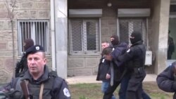 Поліція Косова видворила чільного сербського чиновника (відео) Поліція Косова видворила чільного сербського чиновника (відео)