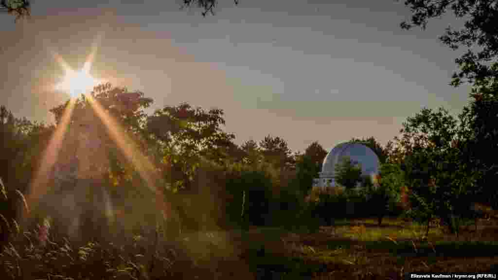 С его помощью наблюдают сильные вспышки, излучающие непрерывную эмиссию (так называемые «белые» вспышки на Солнце)