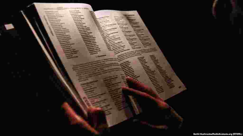 «Найголовніше зараз – Україна» – писав в листах Йосип Сталін. Для українців ці слова коштували мільйони життів. Чоловік шукає у Книзі пам’яті прізвища померлих близьких