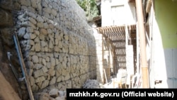 Новая подпорная стена на улице Ломоносова, 15, Ялта