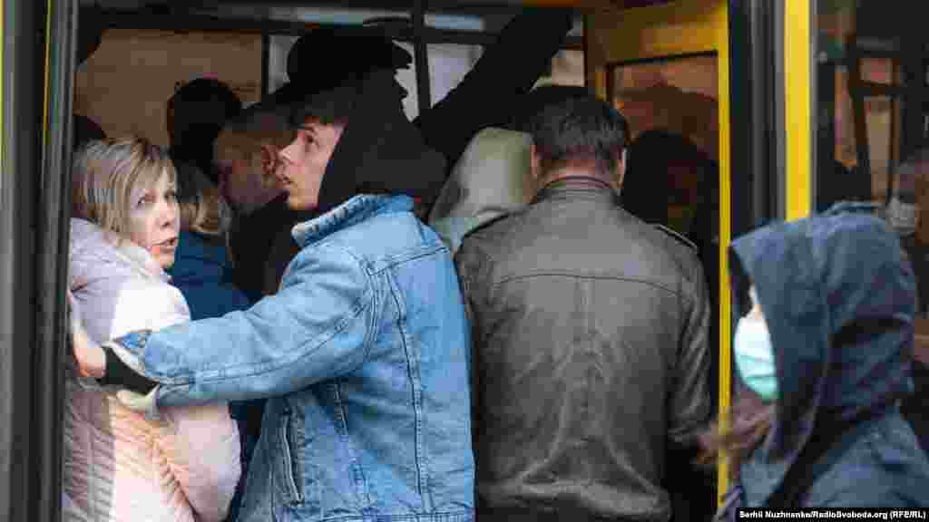 Правило «не більше 10 осіб у маршрутку та про відстань між пасажирами не менше метра» сьогодні дотримуватися не вдавалося 