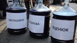 Активісти принесли чорнила урядовцям для останніх печаток на рішенні про закупівлю ліків міжнародними організаціями (відео) Активісти принесли чорнила урядовцям для останніх печаток на рішенні про закупівлю ліків міжнародними організаціями (відео)