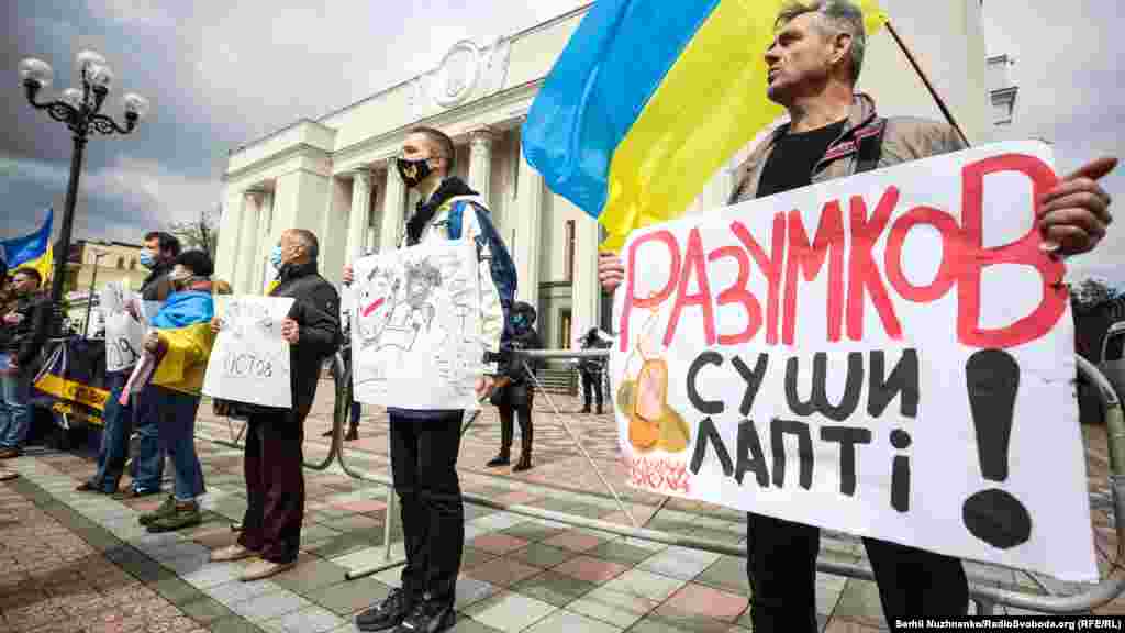 На фейсбучній сторінці організатори акції зазначили: «Атаки влади на закон про державну мову – це ще один прояв капітуляції перед Росією. Також – це спроба прикрити провальну політику влади, яка призводить до зниження рівня життя українців та ослаблення держави»