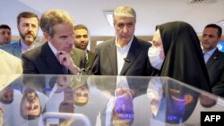 Генеральний директор МАГАТЕ Рафаель Ґроссі (ліворуч) під час візиту до Тегерана, квітень 2025 року