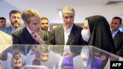 Kreu i Agjencisë Ndërkombëtare të Energjisë Atomike, Rafael Grossi (majtas), viziton selinë e Organizatës së Energjisë Atomike të Iranit në Teheran në prill.