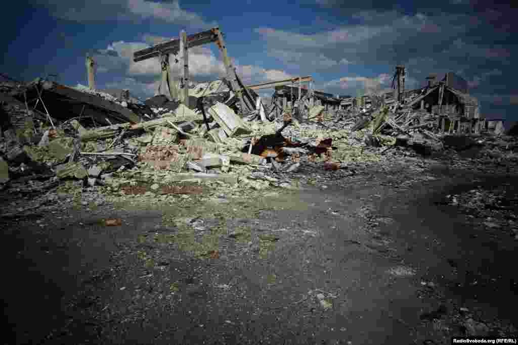 Все, що лишилось від терміналу Луганського аеропорту. Фото зроблено 23 липня 2015 року. ДИВИТИСЬ ФОТОГАЛЕРЕЮ: «Що приховують руїни Луганського аеропорту?»