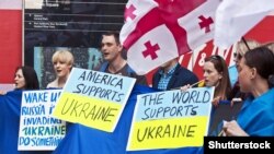 Українські та грузинські активісти під час акції протесту проти агресії Росії в Україні. Нью-Йорк, 13 квітня 2014 року