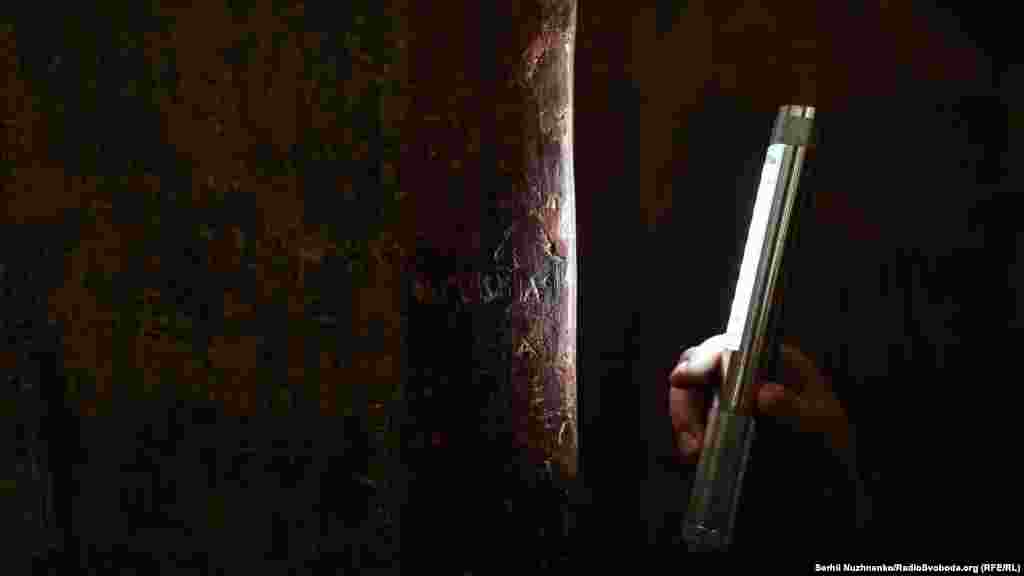 «Малюнок зайця». У християнстві заєць неоднозначна тварина, особливий символ. У середньовіччі з зайцями порівнювали і християн, які від негараздів цього світу знаходять порятунок в церкві, і хтось невідомий зобразив цього зайця, але потім вирішив, що малюнку замало і він підписав «Єзекія»,  це підпис до фресок із зображенням царя пророка Єзекія