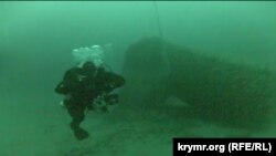 Андрій Яременко поруч із балістичною ракетою Р-39. Глибина – 70 метрів