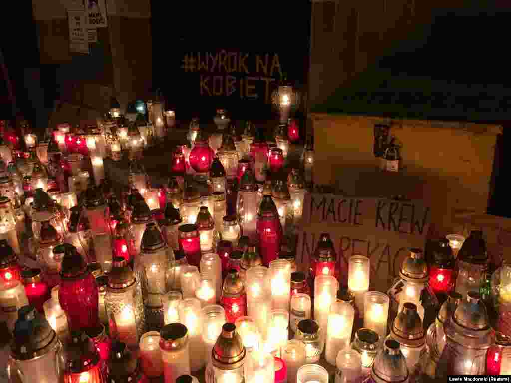 Свічки біля входу в офіс партії «Право і справедливість» (ПіС) у центрі міста Гдиня, 23 жовтня 2020 року 