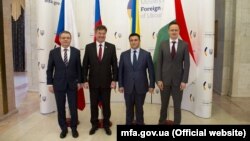 Справа наліво: міністри закордонних справ Угорщини Петер Сійярто, України Павло Клімкін, Словацької Республіки Мирослав Лайчак та Чеської Республіки Любомир Заоралек під час спільного робочого візиту іноземних дипломатів в Україну, Київ, 11 квітня 2017 року