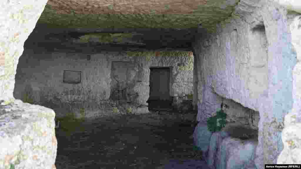 Сейчас на Мангуп ведут три тропы, одна из которых – «Женская» – простирается по оврагу Табана-Дере (Кожевенный овраг), мимо внешней оборонительной стены и старого караимского кладбища. Стена составляла в период расцвета Мангупа огромное сооружение с 18 башнями и прикрывала город со стороны оврагов