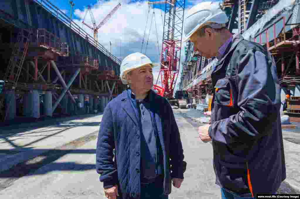 Аркадий Ротенберг (в центре) во время посещения строительной площадки. 65-летний строительный магнат выиграл многомиллиардный контракт на строительство моста в 2015 году. Ротенберг – друг детства президента России Владимира Путина. Он накопил огромное личное богатство, в основном благодаря контрактам на строительство, предоставленными российским государством.