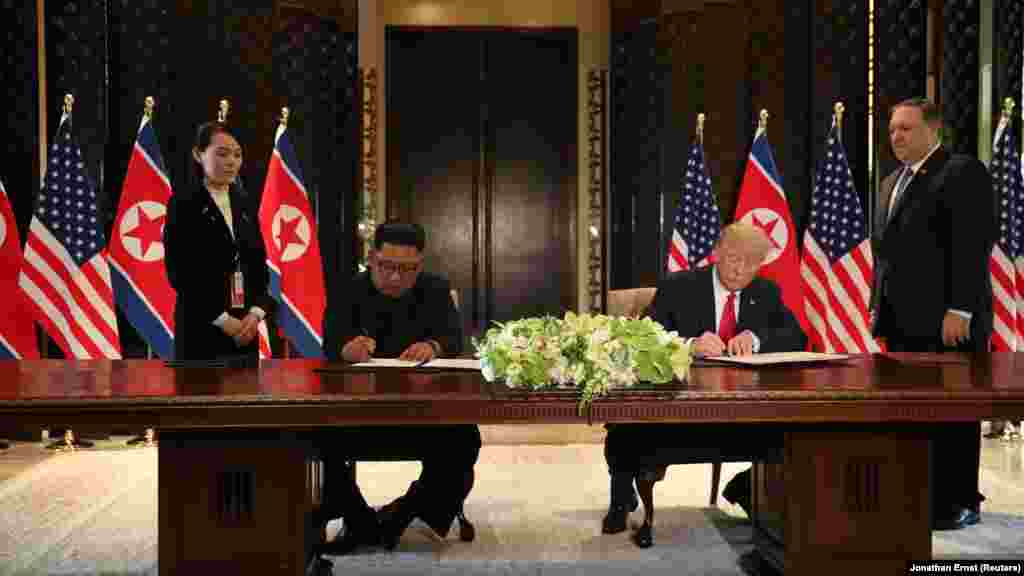 Главы США и КНДР подписали совместный «всеобъемлющий документ» по итогам саммита. Лидеры пока не раскрыли подробностей содержания документа. «Мы подписываем очень важный документ. Довольно всеобъемлющий документ. И мы прекрасно провели время вместе, отличные отношения. Для нас обоих большая честь подписать этот документ», – сказал Трамп
