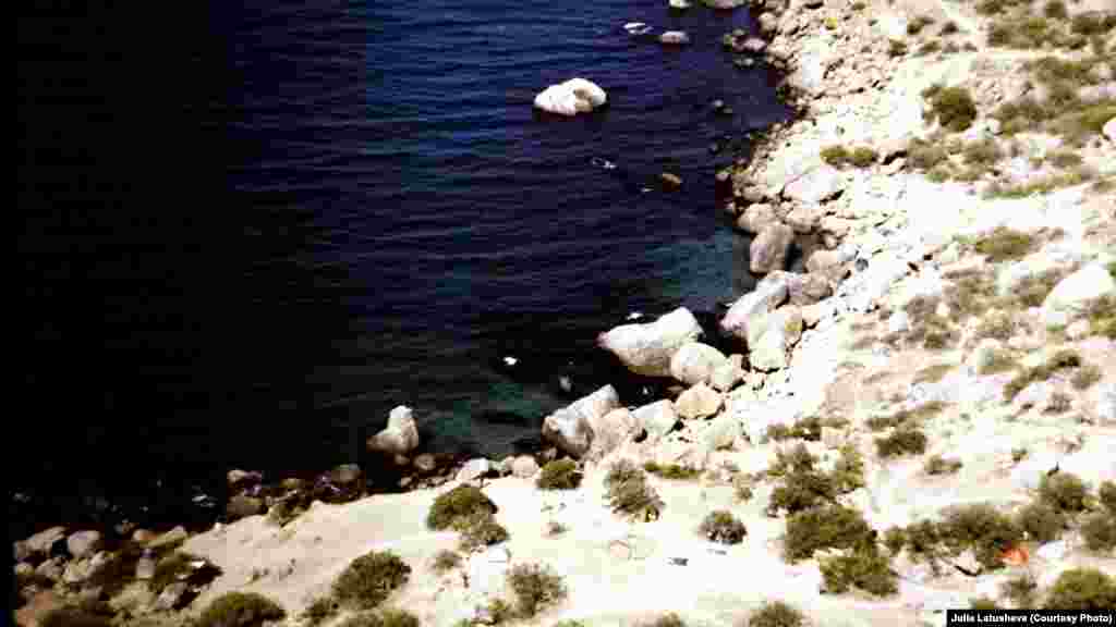 Место стоянки на мысе. Сюда приезжали компаниями и оставались с палатками на несколько недель и даже месяцев 