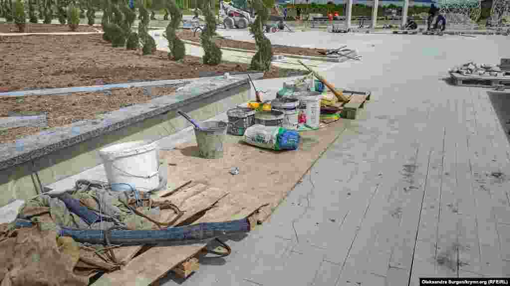 Строительство на территории не завершено   