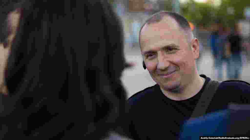 Сергій Храпко. 39 років. Місто Київ. Служив у 30-й окремій механізованій бригаді. Поранення отримав під час бою на Світлодарській дузі – поряд вибухнула 120-міліметрова міна. Втратив ліву ногу та руку