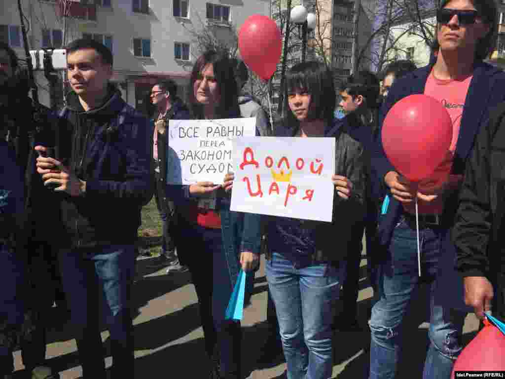 Митинговавшие держали в руках плакаты с надписью "Долой царя!" 