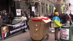 Кредитний Майдан вже третій день пікетує НБУ Кредитний Майдан вже третій день пікетує НБУ