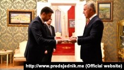 Vladimir Božović prilikom predaje akreditiva predsjedniku Crne Gore Milu Đukanoviću, januar 2020.