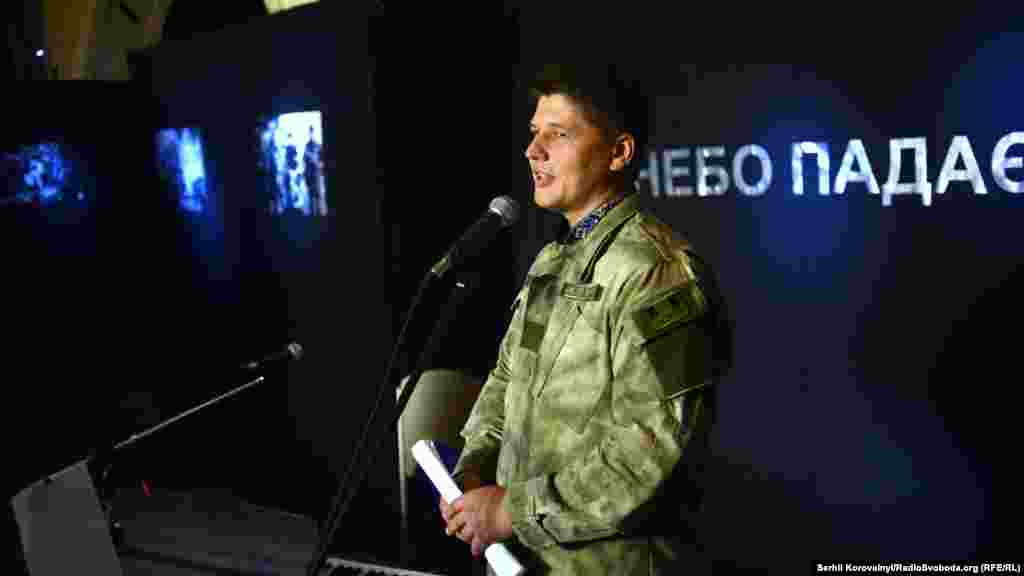 Командир загону Добровольчого українського корпусу Андрій Шараскін вручив родичам бійців нагороди загиблих побратимів