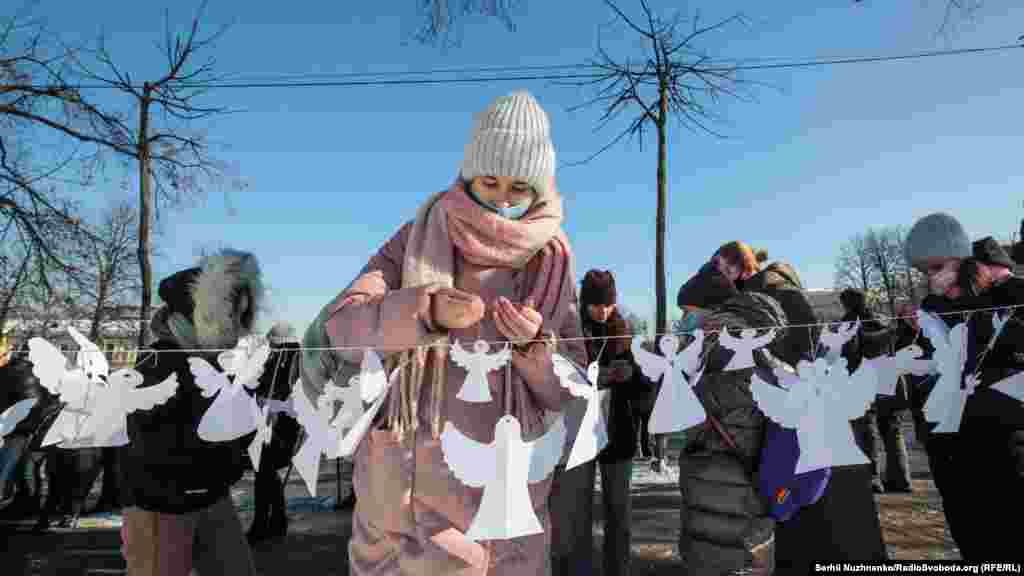 Ініціатори акції –  співачка та громадська діячка Анжеліка Рудницька і «Територія А», які 2014 року започаткували символічну традицію поминати загиблих за Україну паперовими ангелами