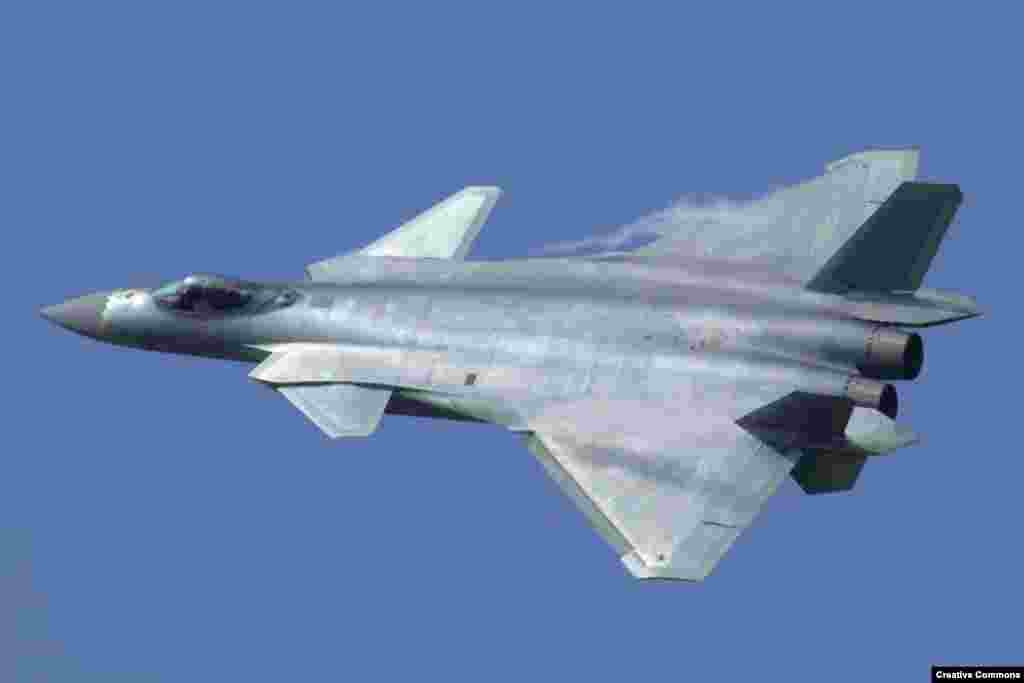 В этом году китайские ВВС получили 28 самолетов пятого поколения "Чэнду J-20" по прозвищу "Черный орел". Его форма создает экран от радаров, а специальная краска поглощает радиоволны 