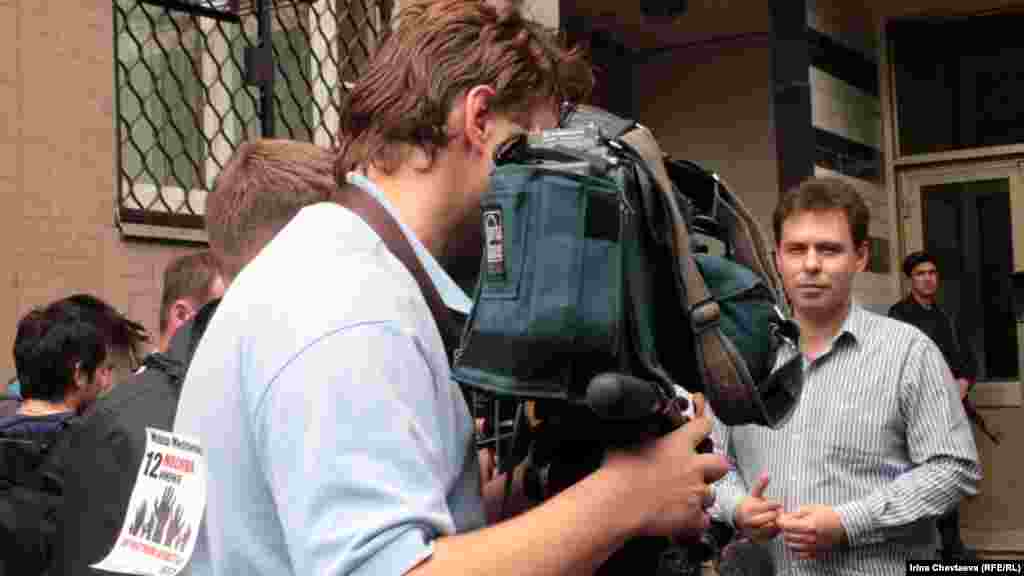 Сторонники Алексея Навального наклеили стикер оператору телеканала "Россия"