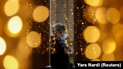 За відвідувачів без маски, що закриває роті і ніс, підприємства і установи можуть оштрафувати на суму в розмірі від двохсот до трьохсот неоподатковуваних мінімумів доходів громадян (від 3,4 тисячі до 5,1 тисячі гривень)