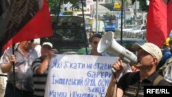 Мітинг біля будівлі Вищого адміністративного суду України на підтримку визнання Героями України Романа Шухевича та Степана Бандери, Київ, 6 липня 2010 року