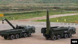 Російські ракетні комплекси Iskander-M, здатні нести ядерну зброю. Такі комплекси Росія розмістила на території Білорусі, а особовий склад пройшов відповідні навчання