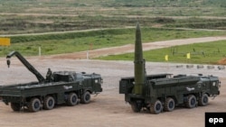 Росія, 2016 рік. Складові ОТРК «Іскандер-М» на виставці: самохідна пускова установка (п) – тут вона з однією ракетою, але зазвичай несе дві – і транспортно-заряджальна машина (л)