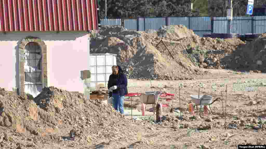 На стройплощадке трудятся несколько человек 