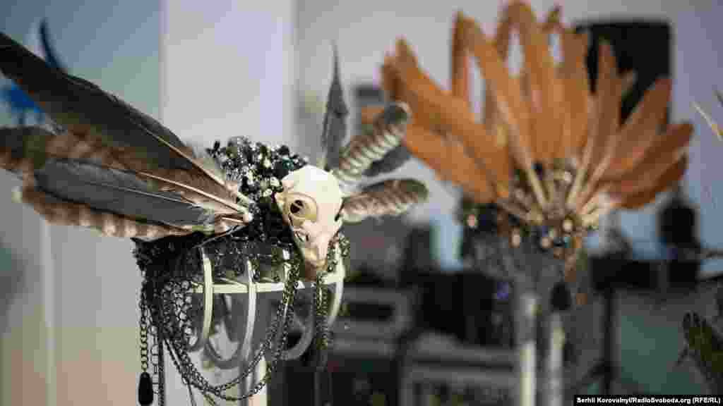 Череп птаха на капелюсі – справжній