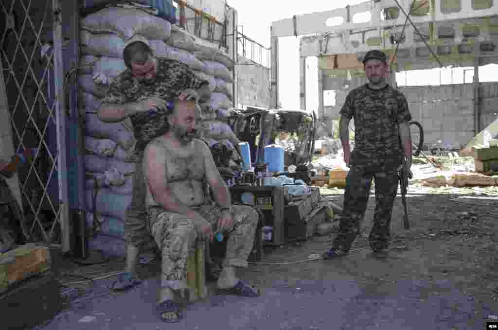 Перукарня на передовій. Українські солдати стрижуть один одного на бойових позиціях неподалік вугільніої шахти «Путилівська» під Донецьком, 30 липня 2015 року
