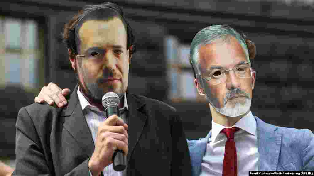 Із відкритих джерел відомо, що Сергій Шкарлет свого часу балотувався до Чернігівської облради і від Партії регіонів, і від «Блоку Петра Порошенка». Із 2010 року і досі є ректором Чернігівського державного технологічного університету. На сайті цього закладу збереглося фото за 2013 рік, на якому тодішній міністр освіти і науки Дмитро Табачник вручає Шкарлету нагрудний знак та посвідчення «Заслужений діяч науки і техніки України»