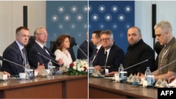 Делегації України (праворуч) та Росії (ліворуч) на другому раунді переговорів в Стамбулі 2 червня 2025 році в палаці Джираган на Босфорі (комбіноване фото)