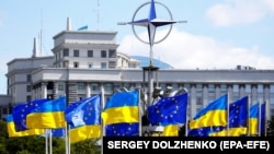 Прапори України і Євросоюзу та емблема НАТО на Європейській площі у центрі Києва