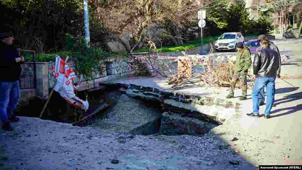 Над провалом зависли электрокабель и теплотрасса. Правда,  теплотрасса не работающая, уточнили  ялтинские дорожники