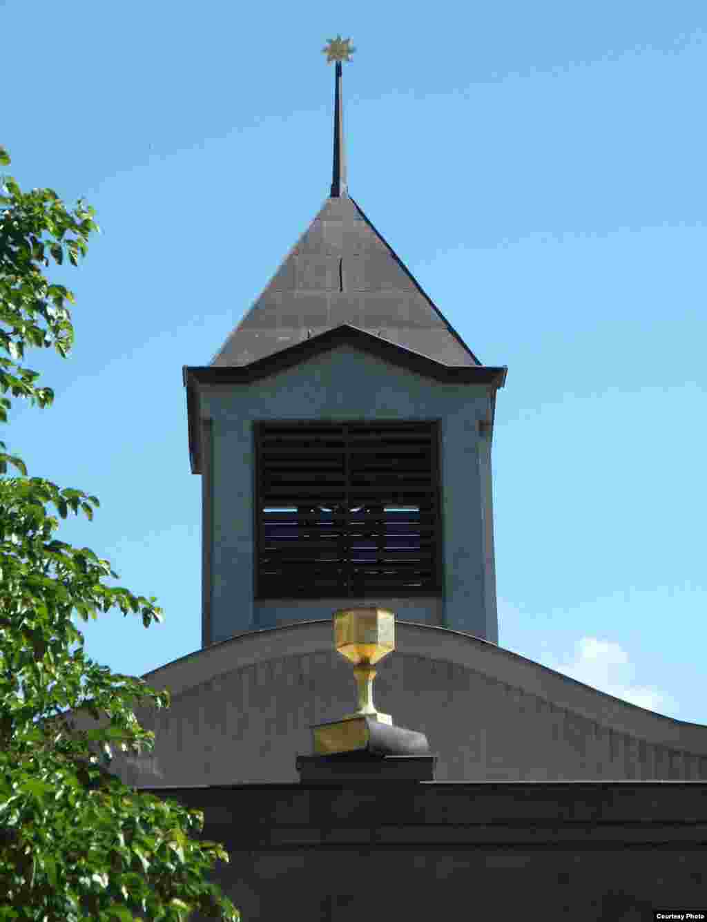 Духовным авторитетом чешских церковных реформаторов был священник и ректор Карлова университета Ян Гус, ровно 600 лет назад сожженный за свои еретические взгляды на костре в Констанце. Символом гуситского движения, помимо Гуса, считалась золотая чаша, поскольку одним из их требований было уравнение мирян и духовенства в обрядах: чтобы причащали не только хлебом, но и вином из чаши. Радикальные гуситы (их называли "таборитами" и командовал ими, пока не умер, Жижка) отрицали авторитет церкви и признавали единственной основой веры Священное писание. Умеренные гуситы (собственно "чашники") требовали упростить литургию и ввести богослужение на чешском языке. Когда гуситское движение сошло на "нет", их последователи основали евангелическую деноминацию чешских братьев, которой принадлежат в Праге несколько храмов. Один из них - Вифлеемская часовня во дворе жилого комплекса на Прокоповой улице.  