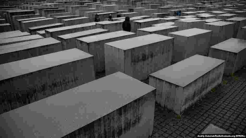 Меморіал пам’яті убитих євреїв Європи. Він розташований в центрі Берліну між Бранденбурзькими воротами, елементами бункера колишнього керівництва нацистської Німеччини і місцем, де проходив Берлінський мур. Це величезне поле із понад 2 700 сірих плит